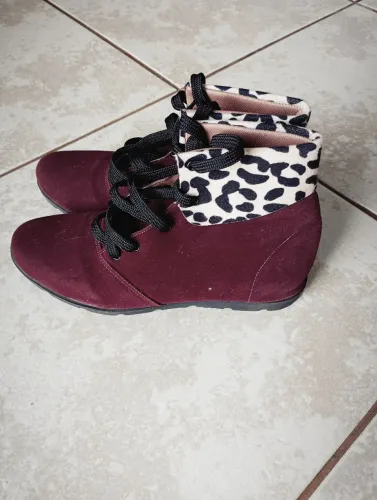 Bota feminina coturno cor de vinho tamanho 40