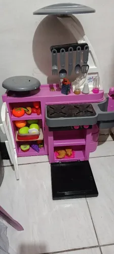 Vende-se fogão de brinquedo e armário projetado para cozinha para criança