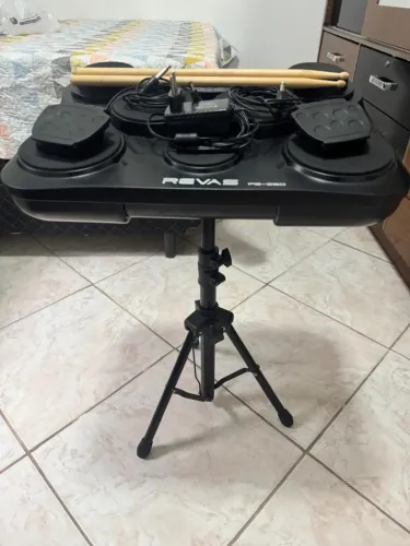 Bateria Eletronica Revas PB 350 Em estado de nova, com tripé