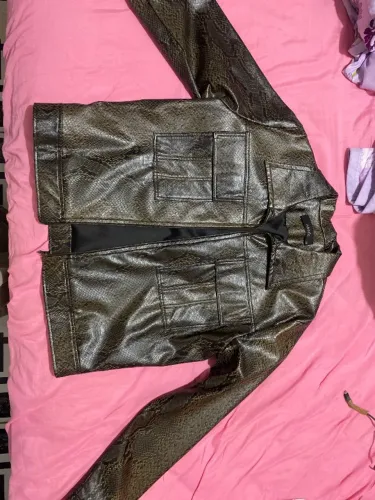 Jaqueta courino estampa cobra