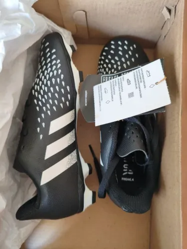 Chuteira infantil Adidas ORIGINAL e NOVA