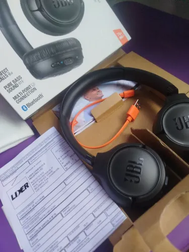 Fone JBL original bluetooth com nota fiscal tirei da caixa só pra fazer as fotos ?