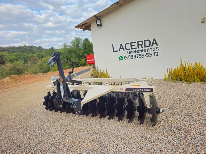 Grade niveladora 28 discos Baldan Espaçamento largo 