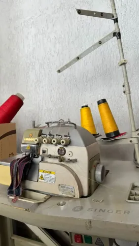 Máquina overlock interlock 5 fios reguladinha sem mesa 2500 Singer vai com as linhas