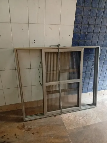 Vendo essa linda esquadrias de alumínio um metro pó um e vinte