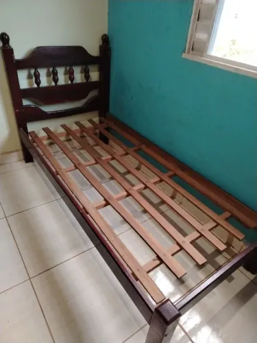 Cama solteiro em madeira
