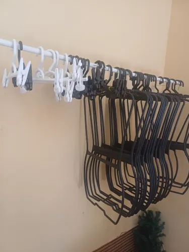 Tenho balcão de vidro , manequim e cabides