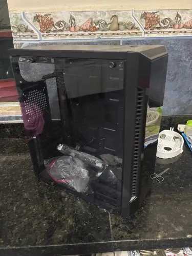 Gabinete gamer RGB preto, com um pequeno amassado em cima