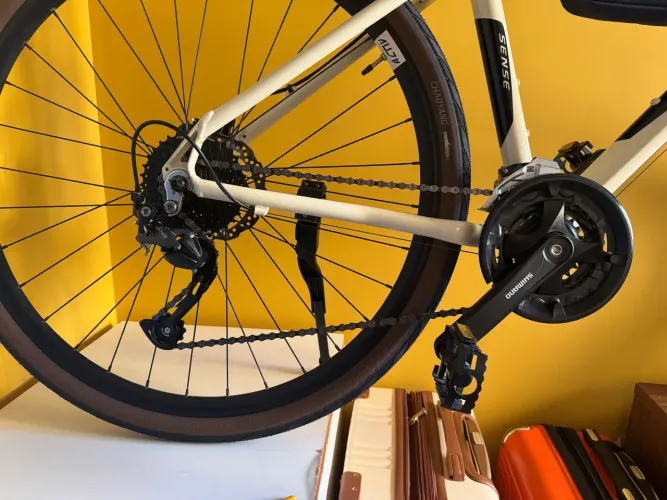 Bicicleta 700 Sense Activ 2023 Altus 27v Freio Hidráulico Cor Creme