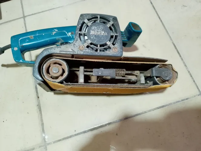 Lixadeira de cinta Makita modelo 9924B 220v