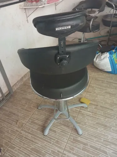 Cadeira de salão semi nova