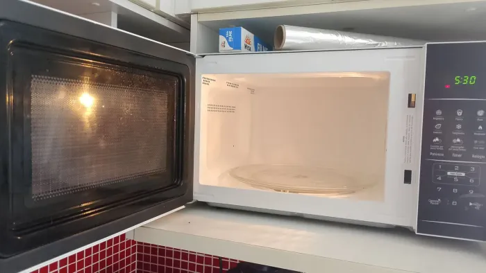 Microondas 33L Britânia