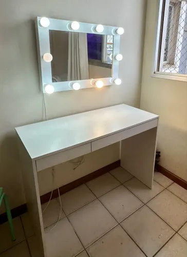 Penteadeira com Espelho Iluminado (Estilo Camarim)
