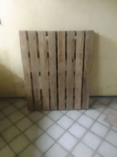 Paletes de madeira resistente (20 reais cada )