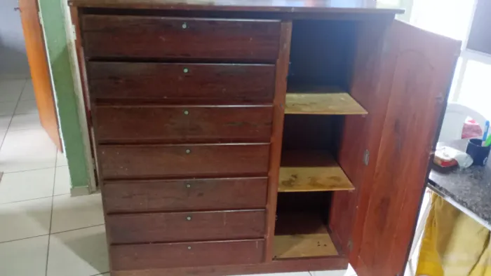 Vende se uma cômoda de 7 gavetas e uma porta de madeira maciça Angelim 