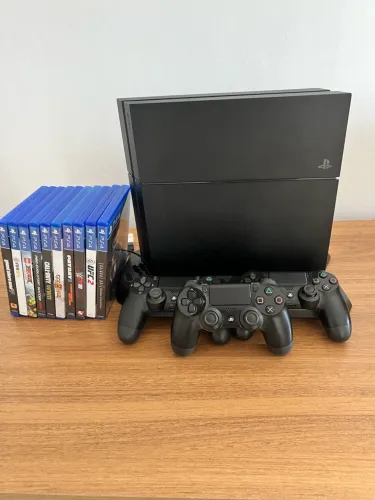 PS4 HD 1 Tera, 3 controles, 8 jogos, Base com cooler