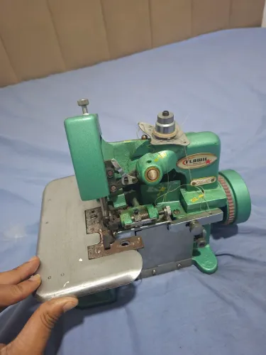 Máquina overlock com mesa de encaixe