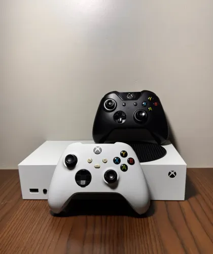 xbox series s com 2 controles
