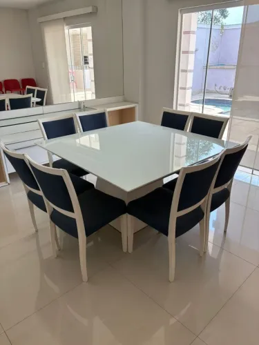 Mesa quadrada super linda e elegante.