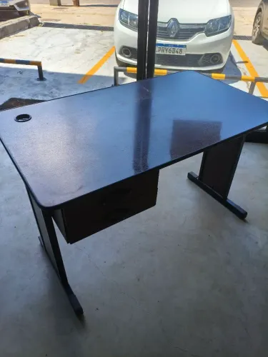 Mesa de Escritório e Cadeiras 