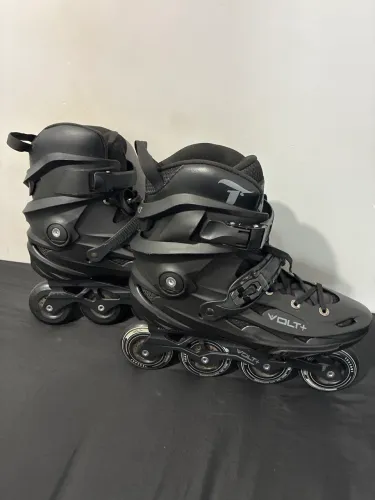 Patins (39-41) Inline Freestyle Traxart Volt + 2.0 Preto - 80mm ABEC-9 + Kit Proteção