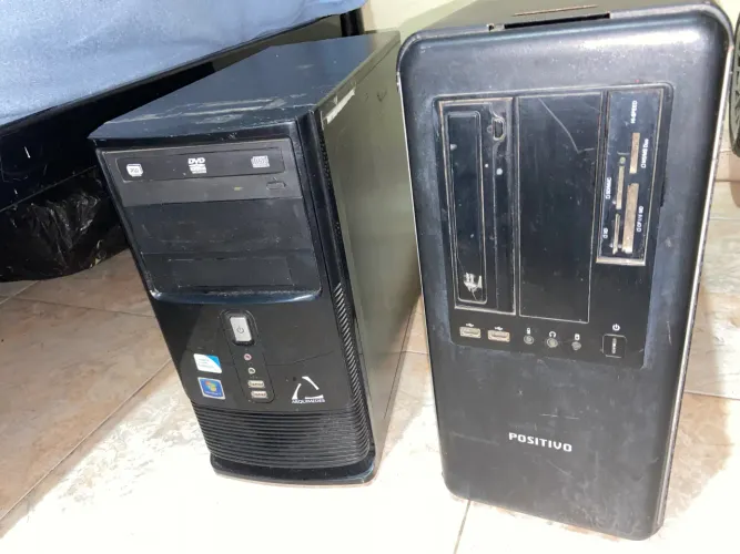 Lote 2 Gabinetes Antigos de PC / CPUs (Para Peças ou Sucata)