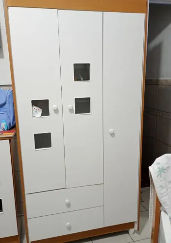 GUARDA ROUPA E CÔMODA INFANTIL.