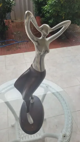 Estátua em aço e madeira