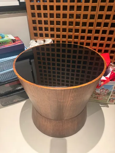 Vendo mesa apoio lateral LUXO de madeira e tampa de vidro preta 
