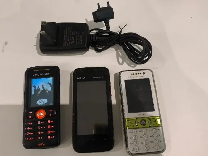 Lote 3 Celulares Antigos Retro (Sony Ericsson e Nokia) - No Estado / P/ Peças