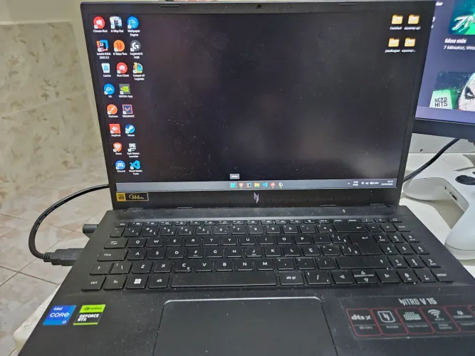 Acer nitro v15 I7 4050 16gb ram ddr5