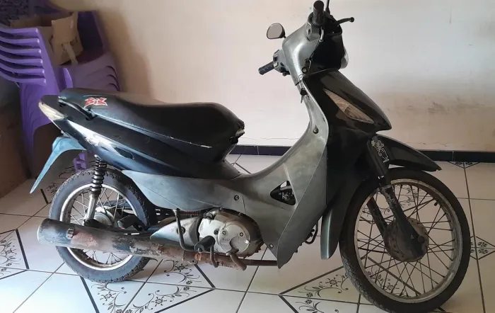 Motor feito recente, funcionando na partida elétrica, pneus bons.