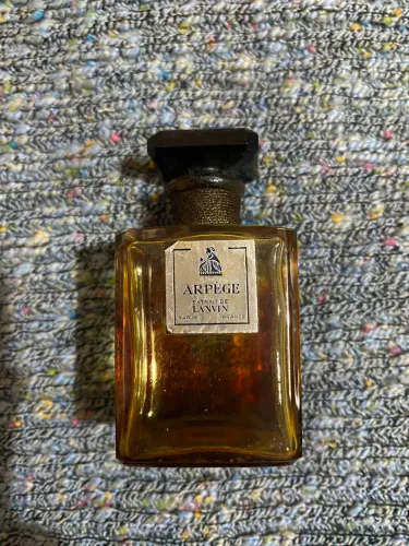 Vidro vazio do perfume Arpège