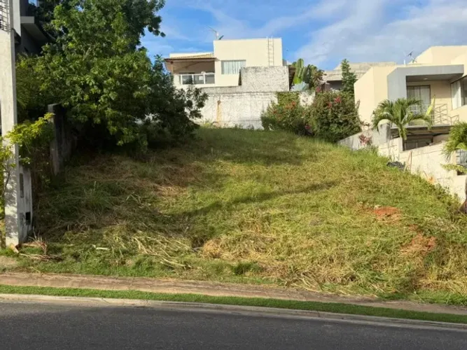Vendo Terreno em Alphaville Litoral Norte 2 , aclive , com alvará aprovado.