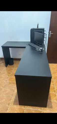 Mesa com gaveteiro