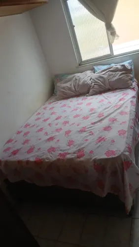 Cama semi nova
