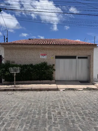 Vendo Ótimo Casa na segunda rotatória do Jardim Royal.