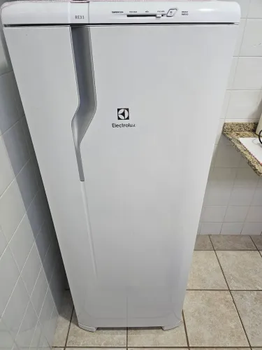 Geladeira Electrolux Cycle Defrost 240L 127V