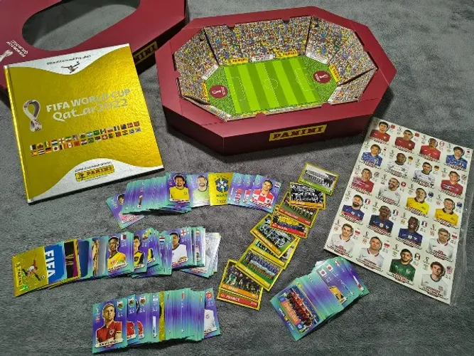 Álbum Copa do Mundo 2022 com todas figurinhas para colar com caixa (estádio). Raridade!