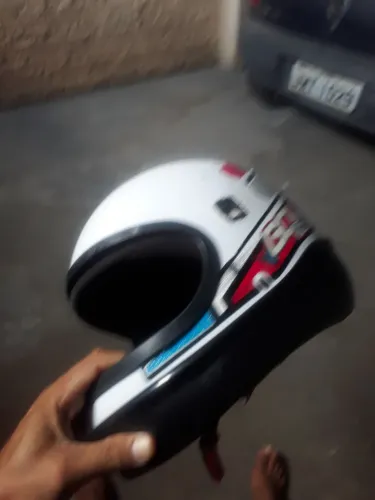 Vende se capacete 