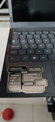 Notebook positivo tela e carcaça quebrada funcionava parou depois de uma queda.