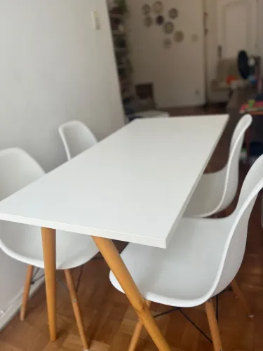 Mesa de jantar retangular com 4 cadeiras 