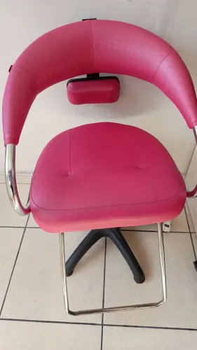 Cadeira cabeleleiro) cor rosa está em ótimo estado.