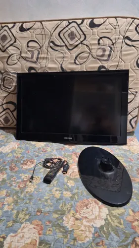 Vendo  TV 32 polegadas, não  é  smart,funcionando  perfeitamente, vai junto  o Chrome cast