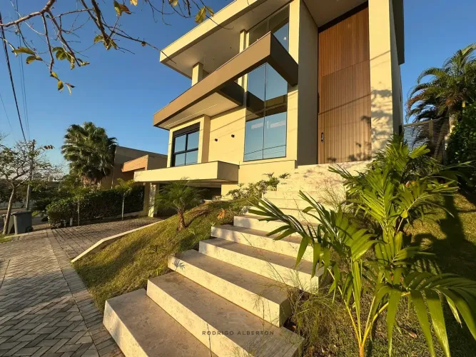 Sobrado com 3 pisos, 4 suítes, ambientes amplos, e uma localização única. R$ 5.350Mi