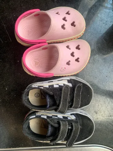 Sapatos Bebê Crocs e Vans