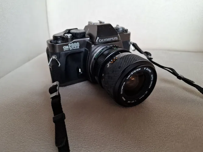 Câmera Analógica Olympus OM2000 com Lente S Zuiko 35-70mm para filmes de 35 mm - RARIDADE