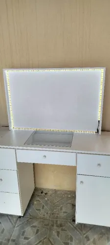 Penteadeira com led e painel de vidro