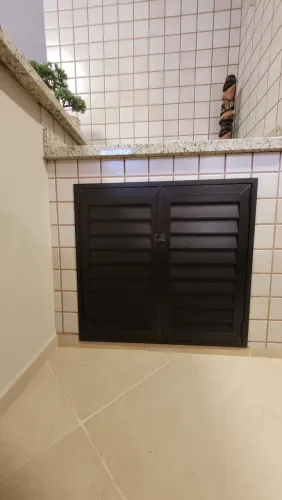 Porta veneziana alumínio fume.