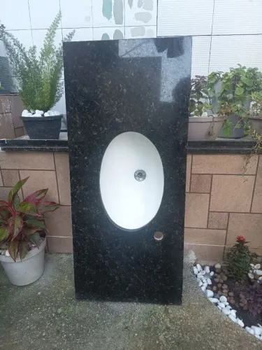 Bancada Granito verde ubatuba, com pia e furo para torneira 1,10m ×49cm